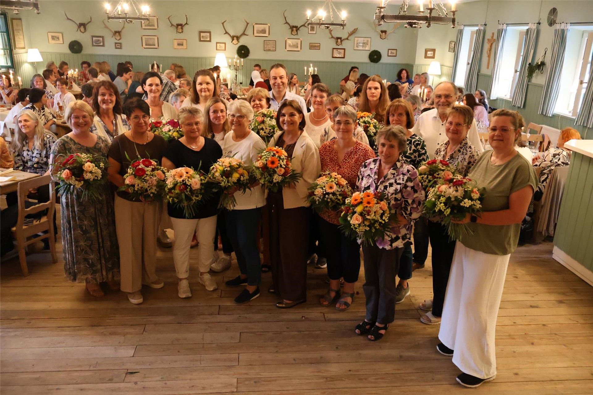 Die langjährigen Mitarbeiterinnen und Mitarbeiter wurden beim Sommerfest geehrt