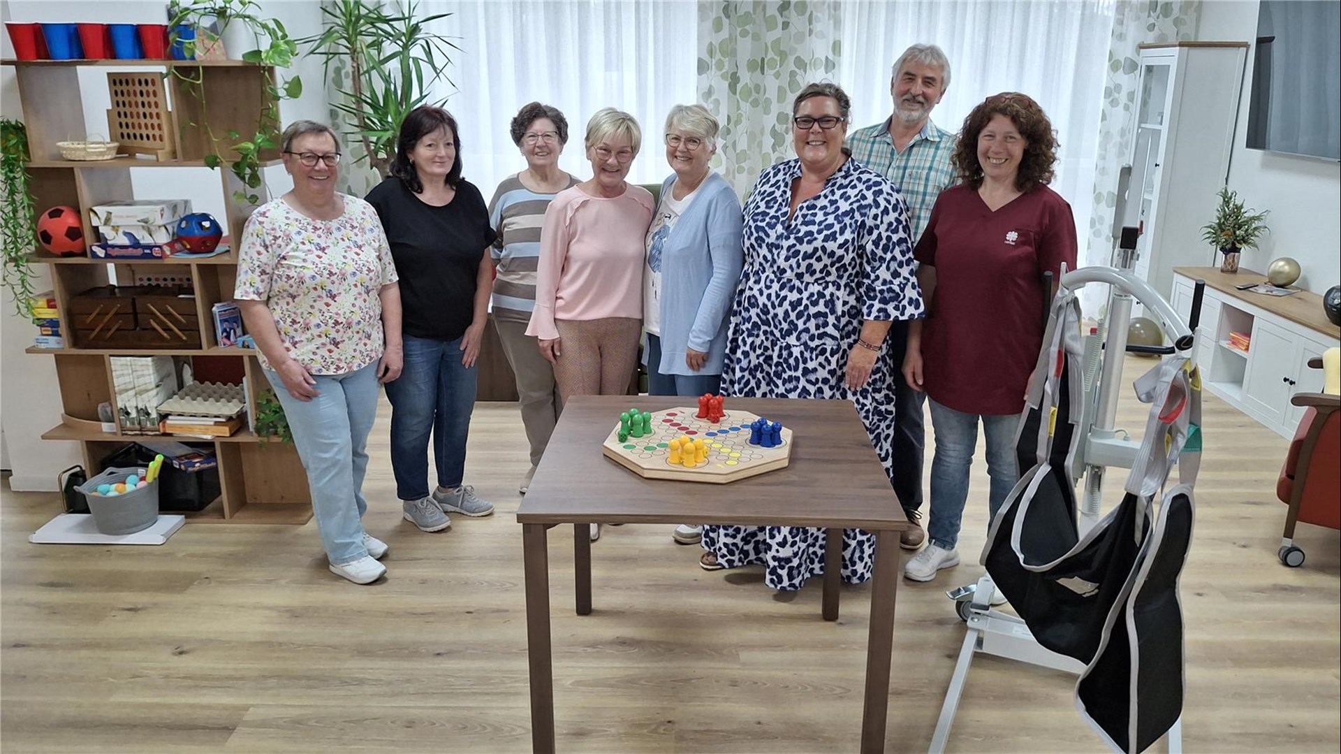 Die Vorstandschaft des Krankenfürsorgevereins übergibt eine großzügige Spende an Caritas Bereichsleitung Monika Bergmüller (rechts)
