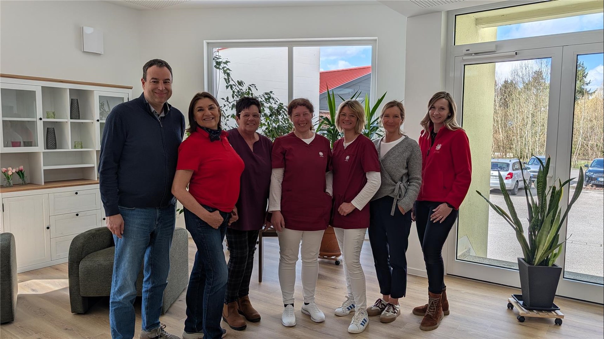Geschäftsführender Vorstand Josef Süß (links), Teamleiterin Monika Bergmüller (mitte), Pflegedienstleitung Margit Olbrich (zweite von rechts) und Verwaltungsleitung Rosa Wichmann (rechts) mit einem Teil des Teams der Tagespflege