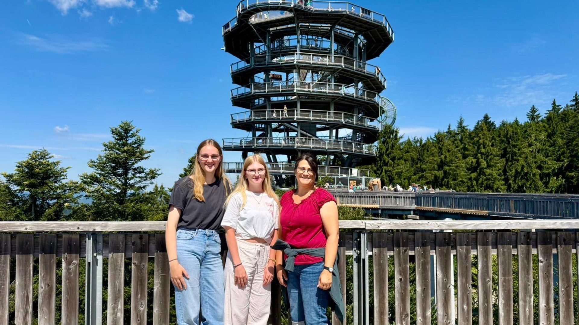 Ein Teil des Teams der Fachambulanz für Suchtprobleme beim jährlichen Ausflug für die Klientinnen und Klienten. Von links nach rechts: Sarah Stengele, Julia Funkner und Jessica Fretschner