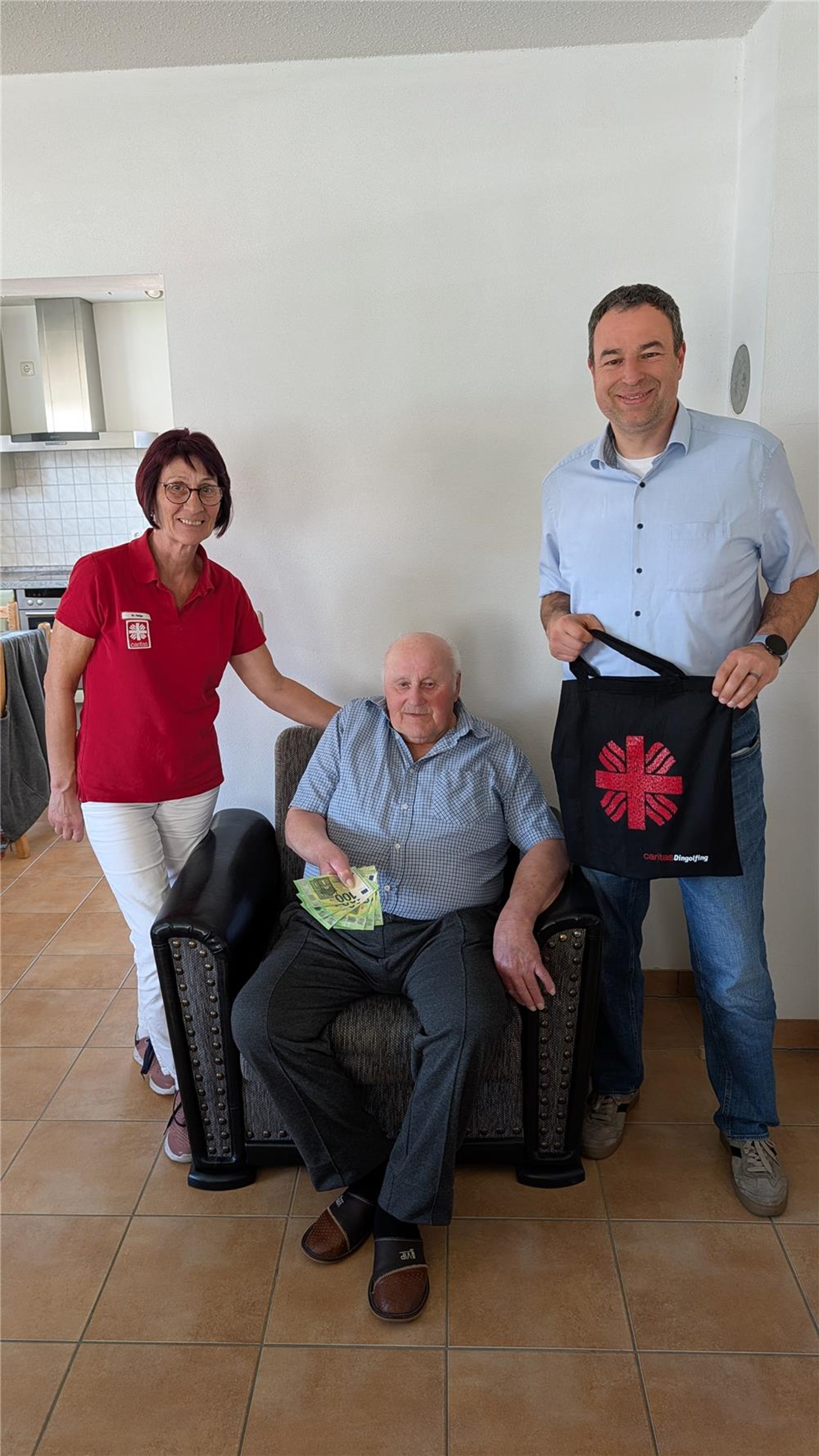 Helga Machajek, Alois Rabanter und Josef Süß bei der Spendenübergabe