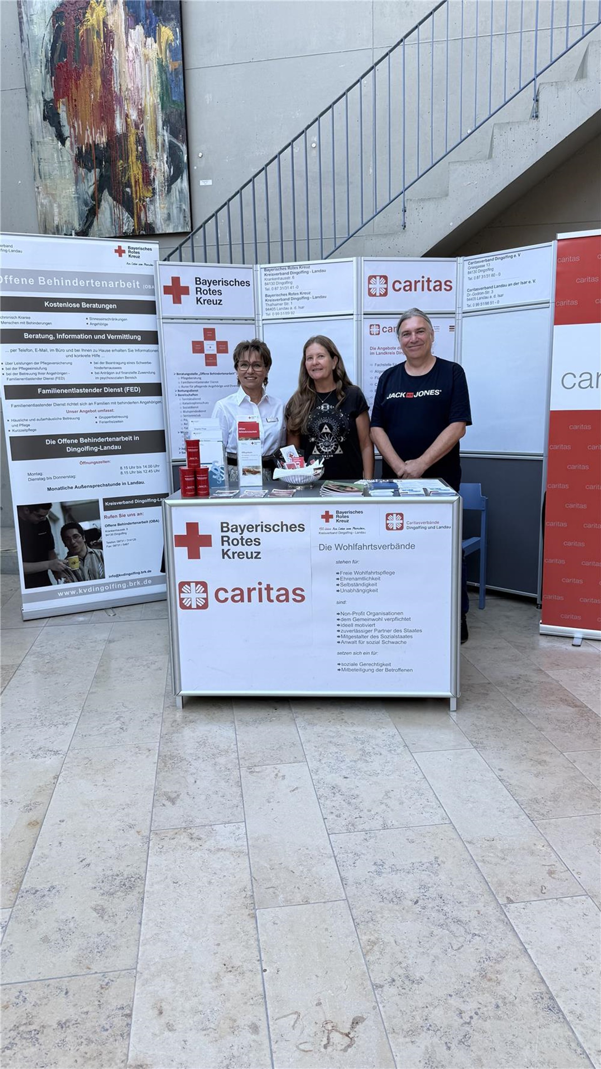 Frau Girnghuber vom Bayerischen Roten Kreuz sowie Frau und Herr Zinsmeyer von der Caritas Dingolfing informierten am gemeinsamen Stand über die Ursprünge und die Entwicklung der beiden Wohlfahrtsverbände.